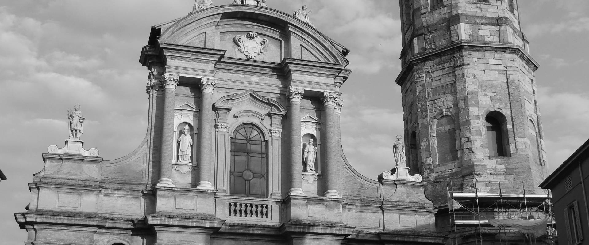 Basilica di San Prospero nel velato cielo Reggiano foto di Luca Gabbi